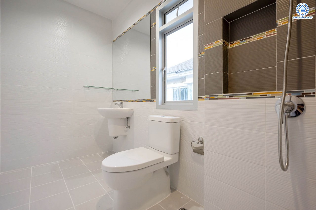 บ้านมือสองตกแต่งใหม่ โครงการ ไลฟ์บางกอกบูเลอวาร์ด ราชพฤกษ์-รัตนาธิเบศร์ เนื้อที่ 63 ตร.ว. ดีไซน์ตอบทุกไลฟ์สไตล์ ฟังก์ชัน 3 ห้องนอน 5 ห้องน้ำ 1 ห้องแม่บ้าน จอดรถได้ 2 คัน บนทำเลติดถนนราชพฤกษ์ ใกล้โรงเรียนเด่นหล้า  ห้าง Robinson Lifestyle Ratchaphruek เชื่อมต่อทุกเส้นทาง ใกล้รถไฟฟ้าสายสีชมพู "สถานีปากเกร็ด" และจุดขึ้นทางด่วน "ศรีรัช"